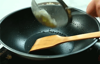 【芙蓉鸡片】鸡肉，蛋清下锅