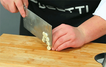 【杭椒牛柳】蒜切片