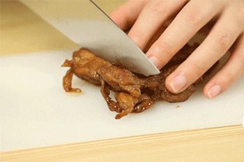 【照烧鸡腿】切鸡肉块，装盘