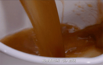 【无花果烤鸭,】汤汁倒入奶锅