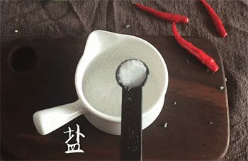 【蒜蓉剁椒蒸豆腐】调酱汁