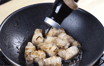 【梅子烧肉】放调料