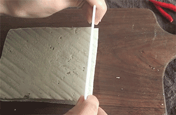 【蒜蓉剁椒蒸豆腐】切豆腐片