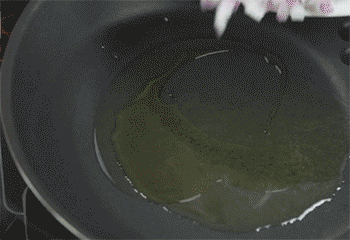 【奶油虾仁意面】爆香