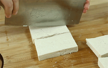 【日式照烧煎豆腐】切豆腐块