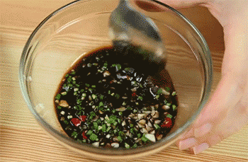 【凉拌手撕茄子】搅拌