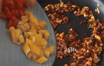 【家常麻婆豆腐】倒入彩椒丁