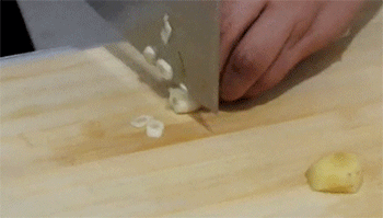 【肉段烧茄子】切姜蒜丝