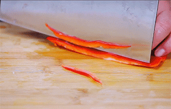 【咖喱烧茨菇】辣椒切丁