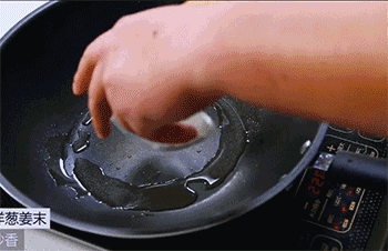 【咖喱烧茨菇】加入洋葱