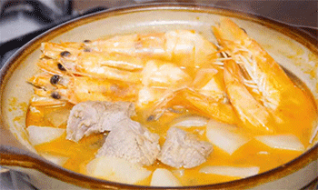 【鲜虾羊肉砂锅】撒香菜