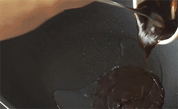 【京酱肉丝】倒入甜面酱