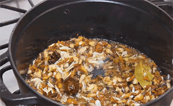 【八宝牛肉酱】倒入辅料