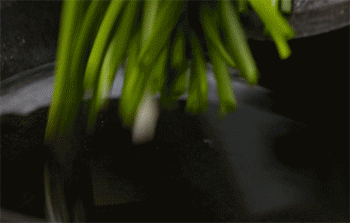 【葱香豆豉蒸扇贝】下葱段