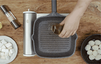 【杏鲍菇煎烤元贝】倒入橄榄油