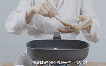 【姜汁烧肉】倒入酱汁