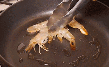 【鲜虾羊肉砂锅】煎虾