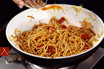 【嫩牛炒乌冬面】加入熟牛肉