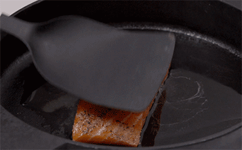 【香煎三文鱼】焖煎