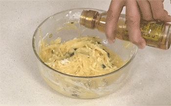 【土豆丝摊鸡蛋】淋入少许芝麻油