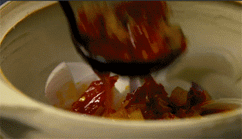 【砂锅牛蛙】放入砂锅