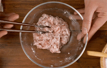 【肉末粉丝煲】搅拌