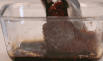 【日本嫩牛肉】牛肉放酱汁里