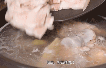 【酸菜汆白肉】放入酸菜丝