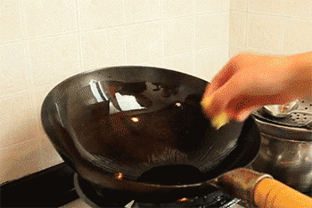 【干煸鱿鱼丝】放入姜片