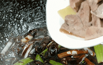 【酱爆猪肝】放入猪肝