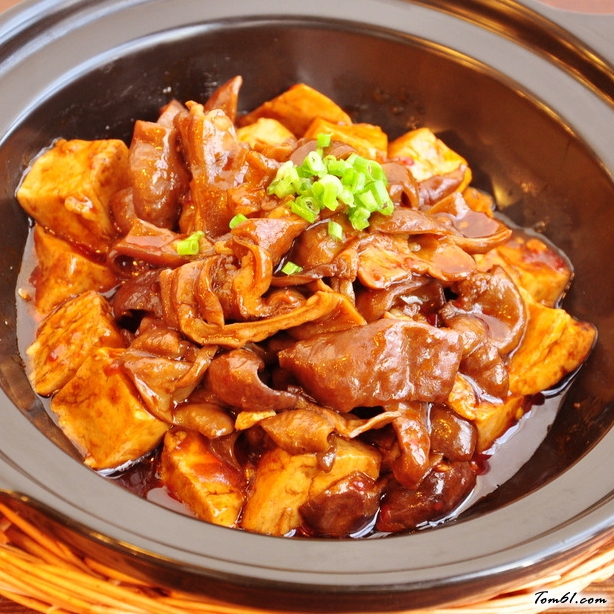 臭豆腐肥肠煲的做法