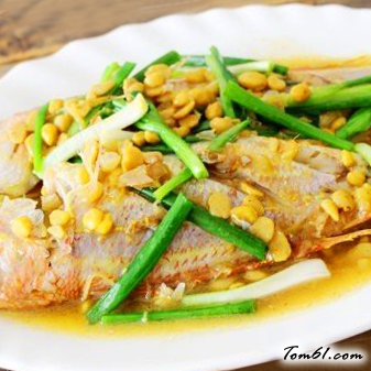 豆酱焖鱼的做法