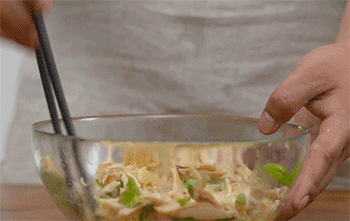 【越式手撕鸡】拌匀