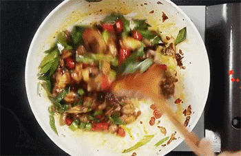 【干锅牛蛙】翻炒