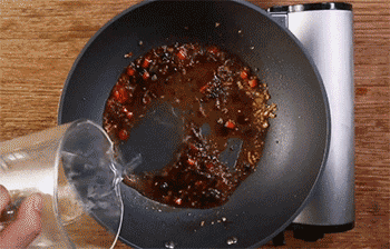 【秘制酱香豆腐】加入清水