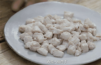 【酱瓜肉丁炒毛豆】加入瘦肉丁