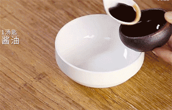 【蒸鲜蔬无骨鸡翅】调酱汁