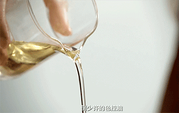 【无水葱油鸡】热锅起油