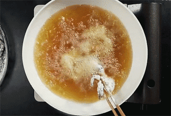 【香辣蟹】下入河蟹