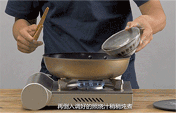 【照烧三文鱼】倒入照烧汁