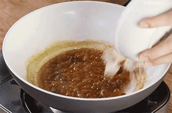 【咖喱拌面】放入鸡肉