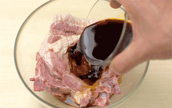 【葱烧大排】放调料