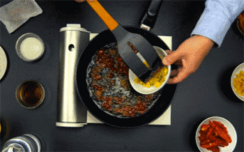 【砂锅牛蛙】放野山椒