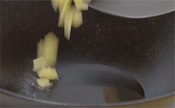 【赣南小炒鱼】下姜片，蒜片