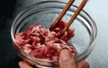 【嫩牛炒乌冬面】搅拌