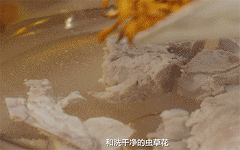 【板栗龙骨汤】放入食材