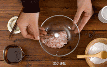 【肉末粉丝煲】放调料