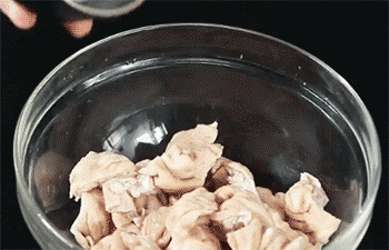 【干煸肥肠】加入淀粉