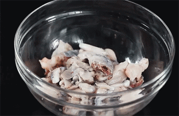 【干锅牛蛙】放调料