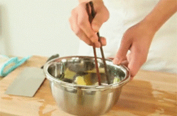 【干炸小黄鱼】拌匀